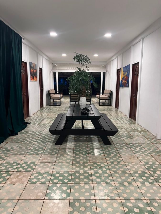 Mesa larga de madera en el corredor interior.