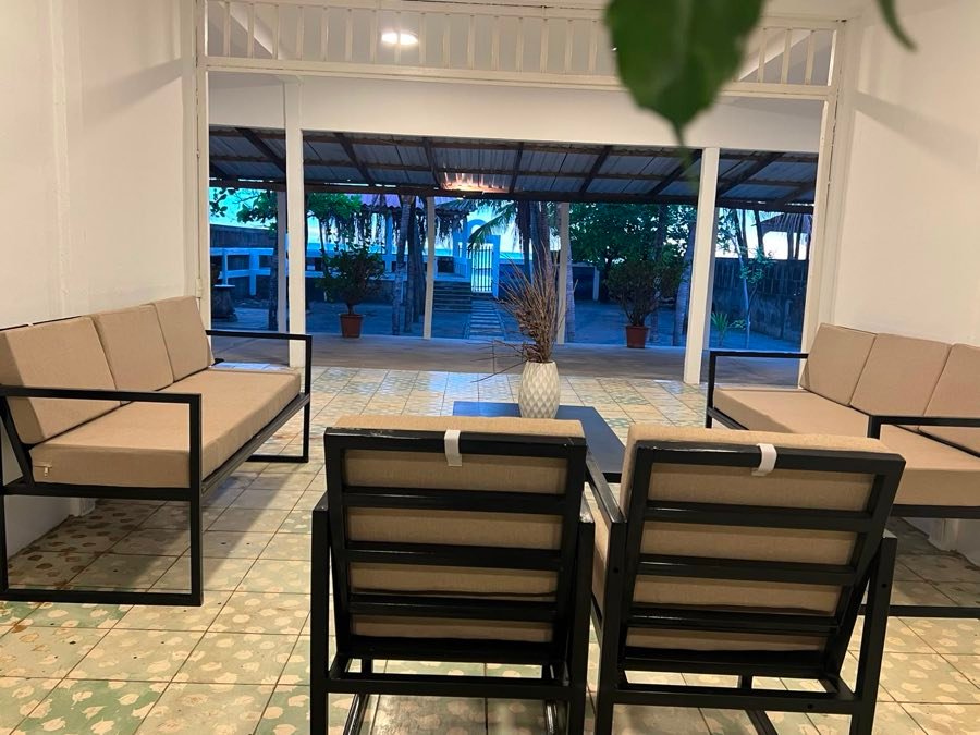 Sillones del estar abiertos hacia la terraza y el jardín.